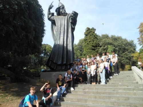 FOTO 10. Split- Ispred spomenika Grguru Ninskom